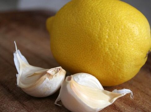 Un popolare rimedio casalingo per l'osteocondrosi è l'aglio e il limone.